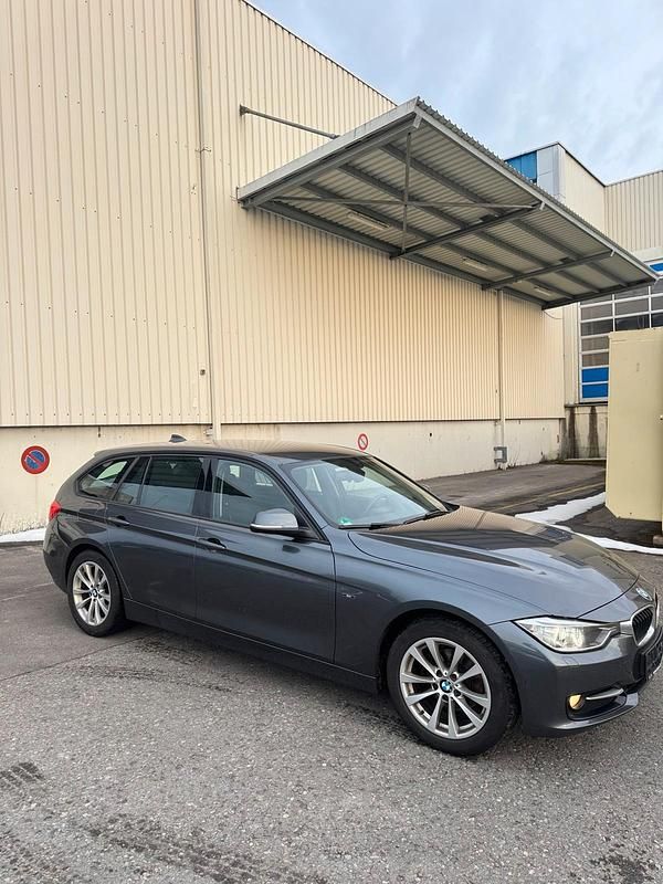 Gebraucht BMW 318 Sport Line 150 PS (110 kW) 2013 Grau Kombi
