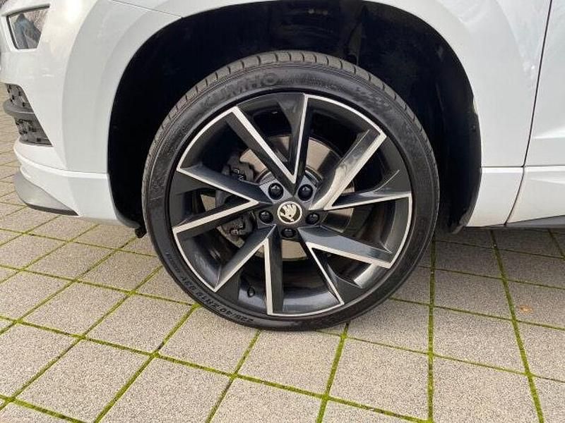 Gebraucht Skoda Karoq SportLine 150 PS (110 kW) 2020 Moonweiß perleffekt SUV