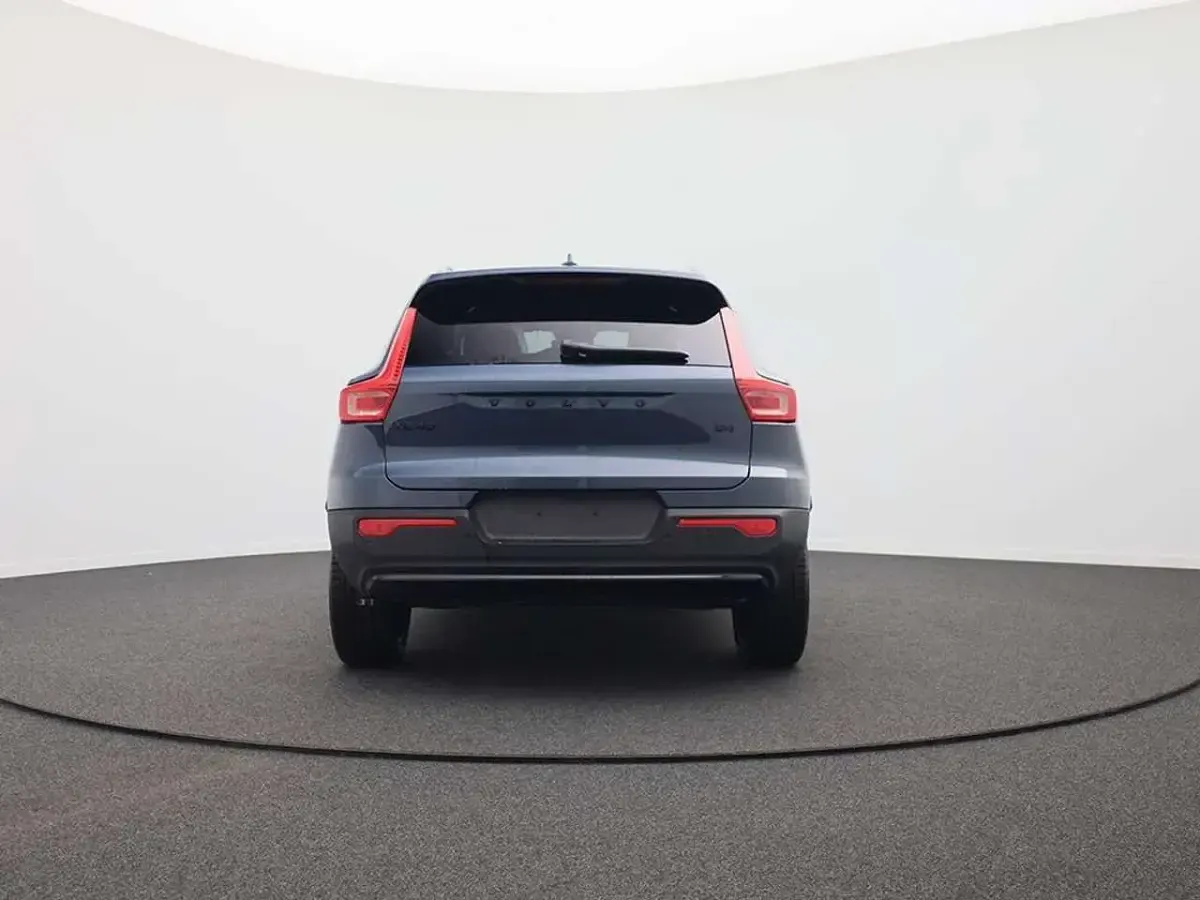 Neu Volvo XC40 Plus 197 PS (144 kW) 2026 Onyx black metallic SUV