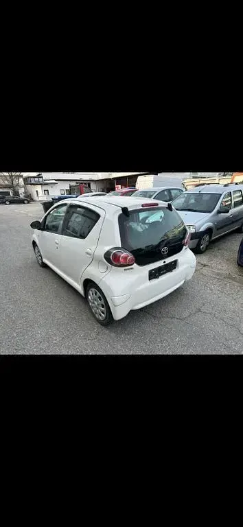 Używany Toyota Aygo 68 KM (50 kW) 2012 Biały Hatchback