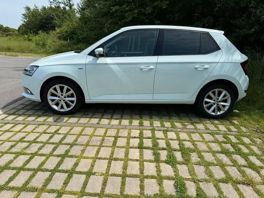Używany Skoda Fabia Clever 75 KM (55 kW) 2018 Biały Sedan/Limuzyna