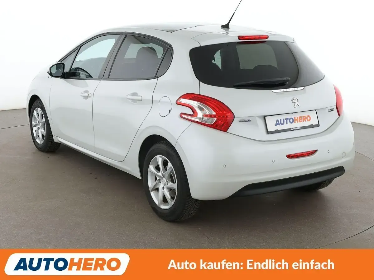 Gebraucht Peugeot 208 Style 99 PS (72 kW) 2015 Weiß Kleinwagen
