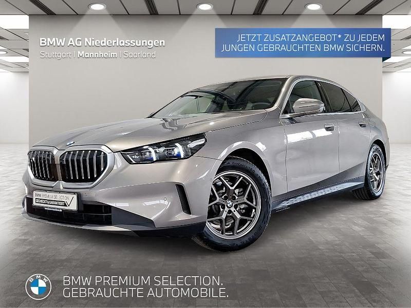 Grau Gebraucht 2024 BMW 520 Comfort Edition Limousine | 48.760 € (Superpreis) - Bild 1/3
