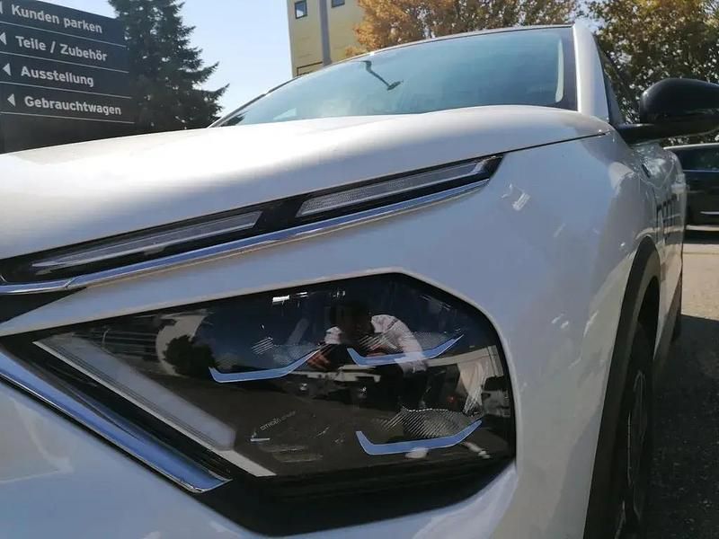 Gebraucht Citroën e-C4 Shine 100 kW (136 PS) 2023 Perlmutt weiss Limousine