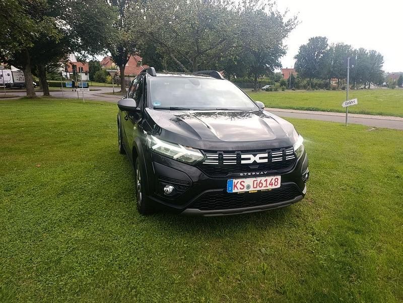 Schwarz Gebraucht 2023 Dacia Sandero Expression Kleinwagen | 14.699 € (Fairer Preis) - Bild 1/4