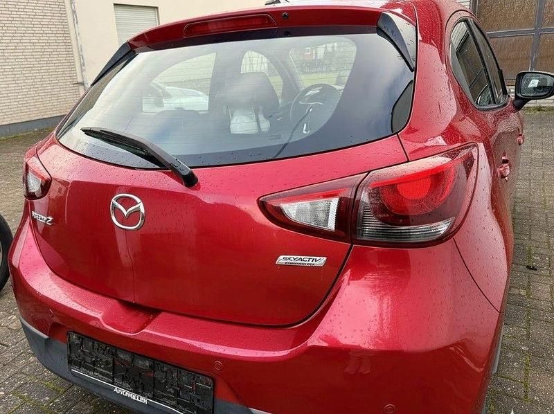 Gebraucht Mazda 2 Exclusive-Line 75 PS (55 kW) 2015 Rot Limousine