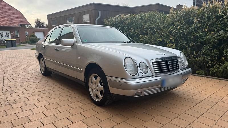 Usata Mercedes E240 Elegance 170 CV (125 kW) 1998 Argento Berlina