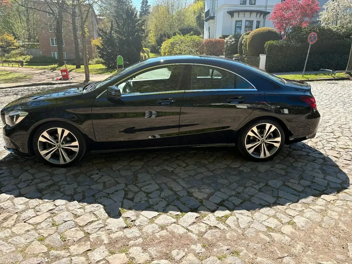 Gebraucht Mercedes CLA180 Urban 122 PS (89 kW) 2018 Schwarz Coupé