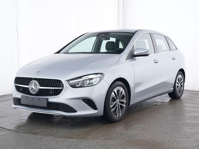 Metalliclack hightechsilber Gebraucht 2024 Mercedes B180 Advanced Van / Kleinbus | 30.610 € (Guter Preis) - Bild 1/4