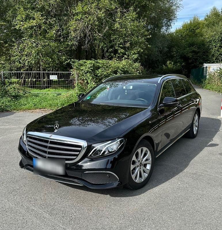 Schwarz Gebraucht 2018 Mercedes E200 Kombi | 22.900 € (Guter Preis) - Bild 1/4
