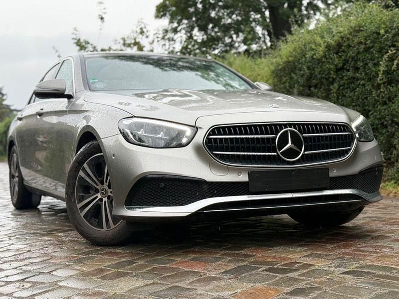 Silber Gebraucht 2023 Mercedes E220 Limousine | 33.899 € (Superpreis) - Bild 1/4