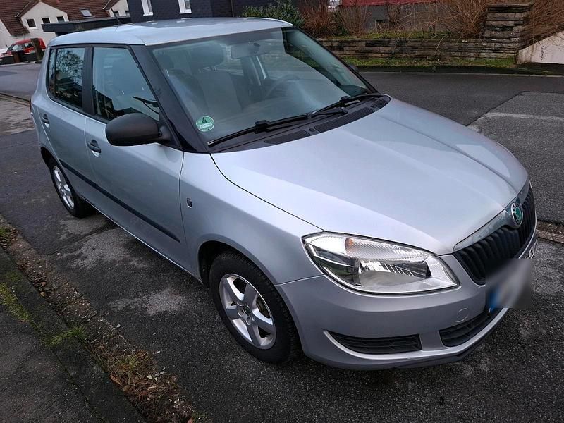 Silber Gebraucht 2011 Skoda Fabia Limousine | 2.950 € (Guter Preis) - Bild 1/4