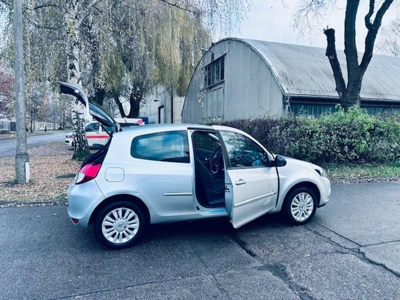 Silber Gebraucht 2010 Renault Clio II Kleinwagen | 2.950 € (Fairer Preis) - Bild 1/4