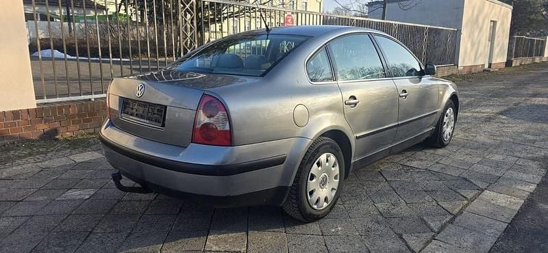 Usata VW Passat Basis 131 CV (96 kW) 2003 Grigio Berlina