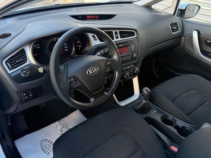 Gebraucht Kia Ceed Spirit 99 PS (72 kW) 2013 Weiß Kleinwagen