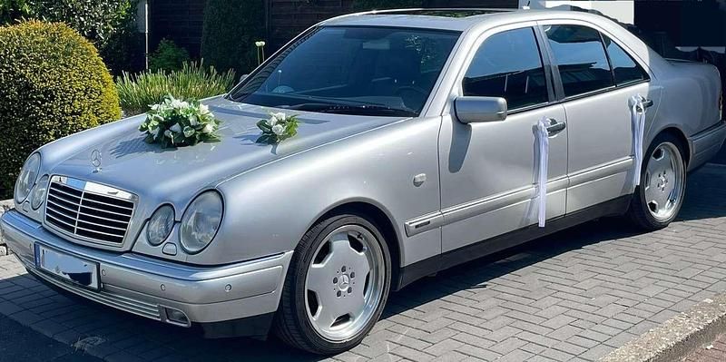 Silber Gebraucht 1998 Mercedes E240 Avantgarde Limousine | 12.350 € - Bild 1/4