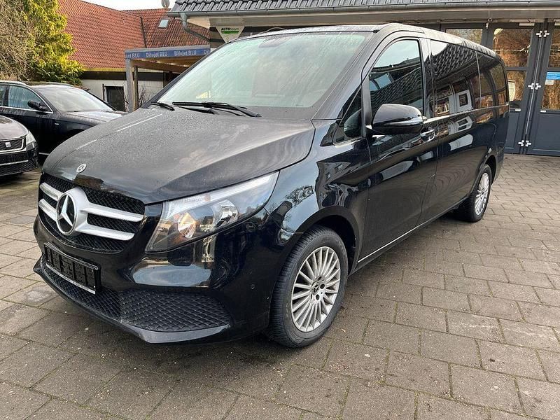 Schwarz Gebraucht 2023 Mercedes V220 Van / Kleinbus | 47.985 € (Fairer Preis) - Bild 1/4