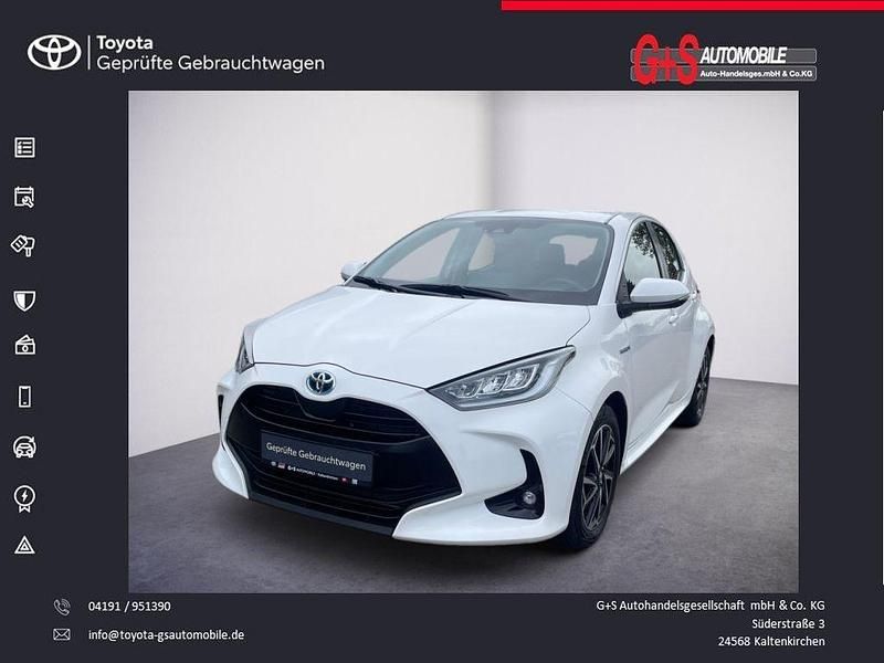 Schneeweiß Gebraucht 2021 Toyota Yaris Hybrid Basis Limousine | 18.450 € (Fairer Preis) - Bild 1/4