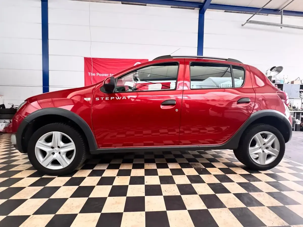 Gebraucht Dacia Sandero Stepway 90 PS (66 kW) 2015 Rot Limousine