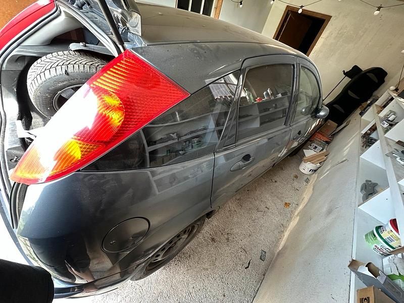 Usata Ford Focus 101 CV (74 kW) 2004 Grigio Utilitaria