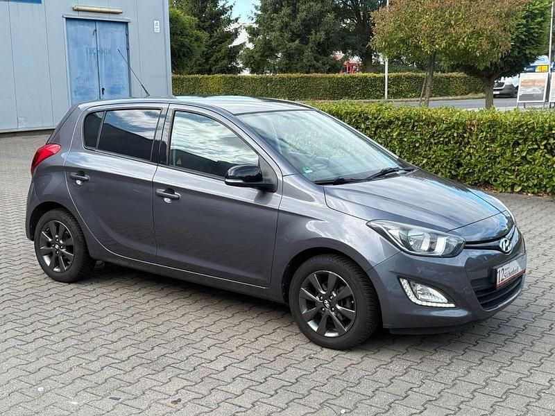 Grau Gebraucht 2014 Hyundai i20 Classic Limousine | 5.900 € (Fairer Preis) - Bild 1/2