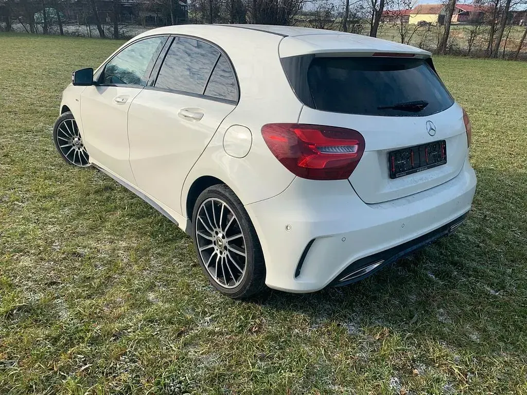 Gebraucht Mercedes A180 AMG line 109 PS (80 kW) 2017 Weiß Limousine