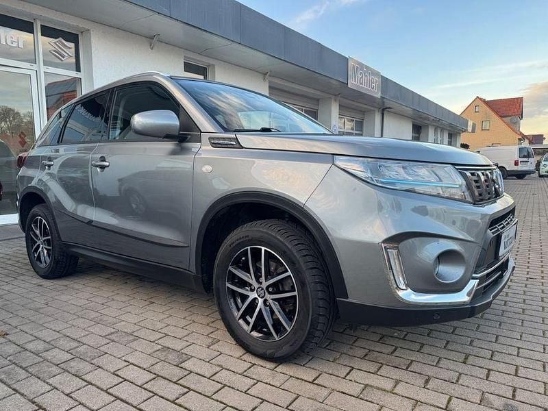 Grau Gebraucht 2021 Suzuki Vitara Comfort SUV | 17.899 € (Fairer Preis) - Bild 1/4