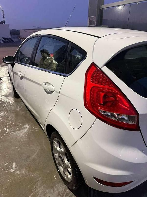 Gebraucht Ford Fiesta Titanium 82 PS (60 kW) 2011 Weiß Kleinwagen