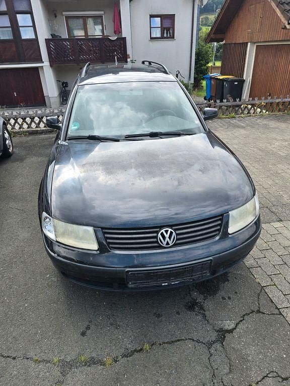 Schwarz Gebraucht 2000 VW Passat Comfortline Kombi | 1.000 € (Fairer Preis) - Bild 1/4
