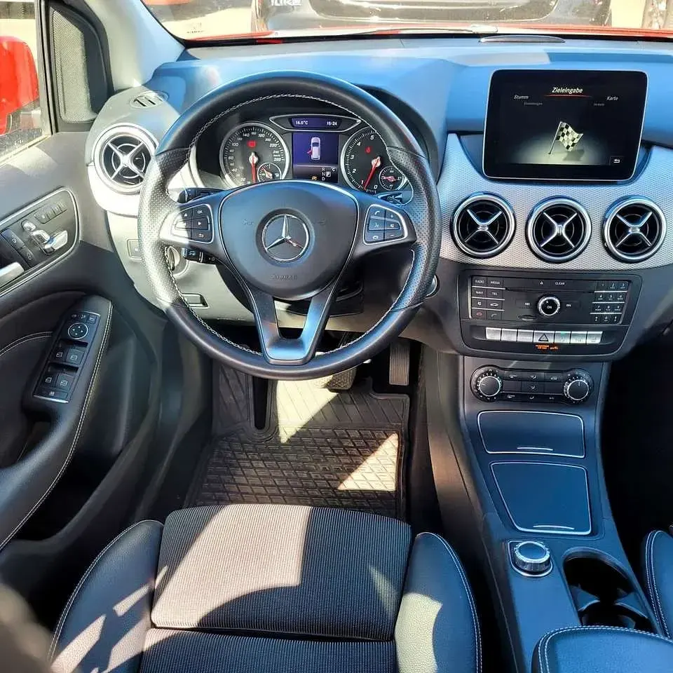 Gebraucht Mercedes B180 Style 122 PS (89 kW) 2018 Jupiterrot uni Van / Kleinbus