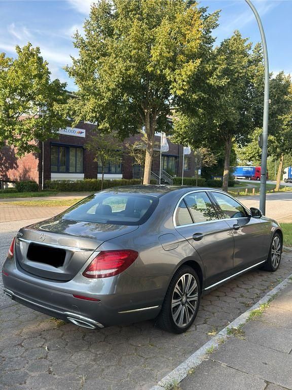 Grau Gebraucht 2017 Mercedes E220 Avantgarde Limousine | 20.900 € (Superpreis) - Bild 1/4