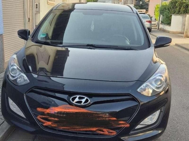 Schwarz Gebraucht 2012 Hyundai i30 Trend Kombi | 6.900 € (Teuer) - Bild 1/4