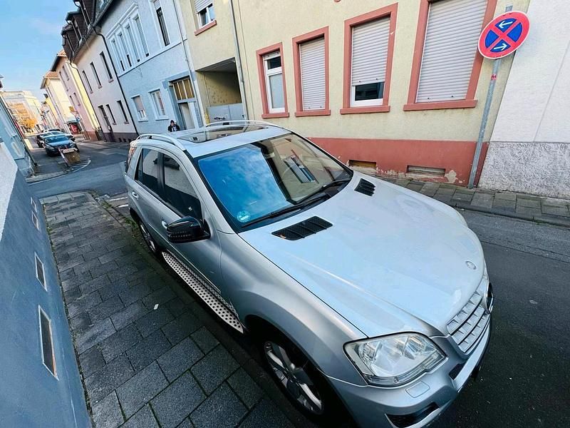 Grau Gebraucht 2008 Mercedes ML320 SUV | 13.500 € - Bild 1/4