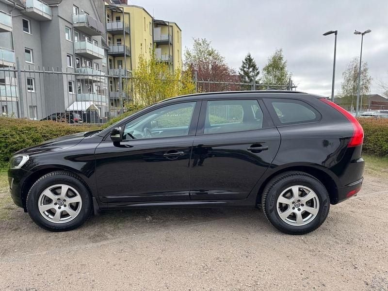 Używany Volvo XC60 Kinetic 150 KM (110 kW) 2016 Czarny SUV
