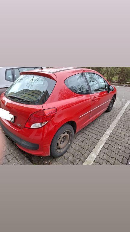 Gebraucht Peugeot 207 Tendance 75 PS (55 kW) 2012 Rot Kleinwagen