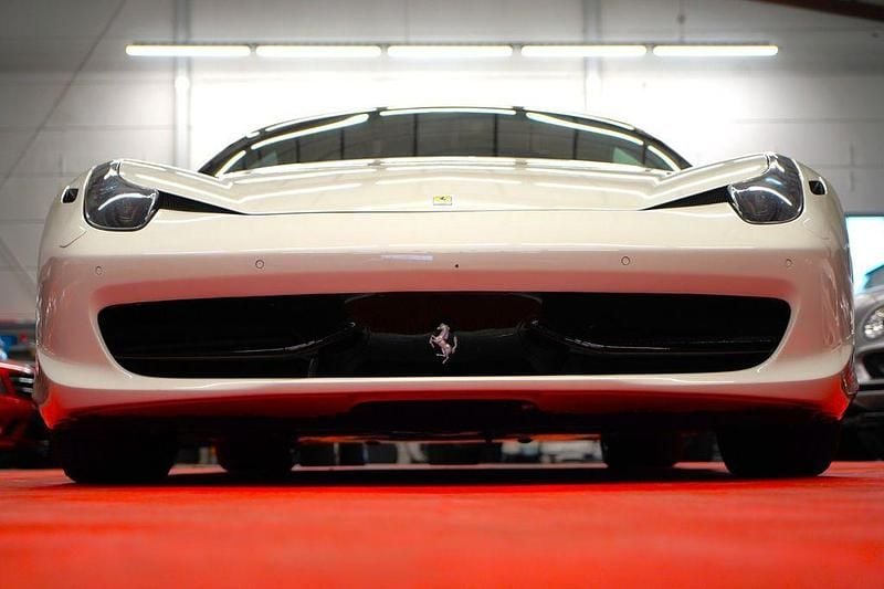 Second-hand Ferrari 458 566 CP (416 kW) 2011 Alb Coupe
