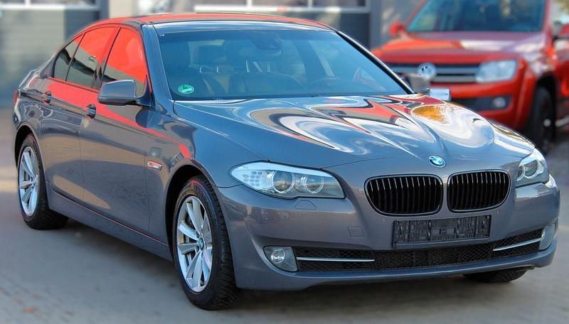 Braun Gebraucht 2012 BMW 520 Sport Line Limousine | 9.490 € (Guter Preis) - Bild 1/4