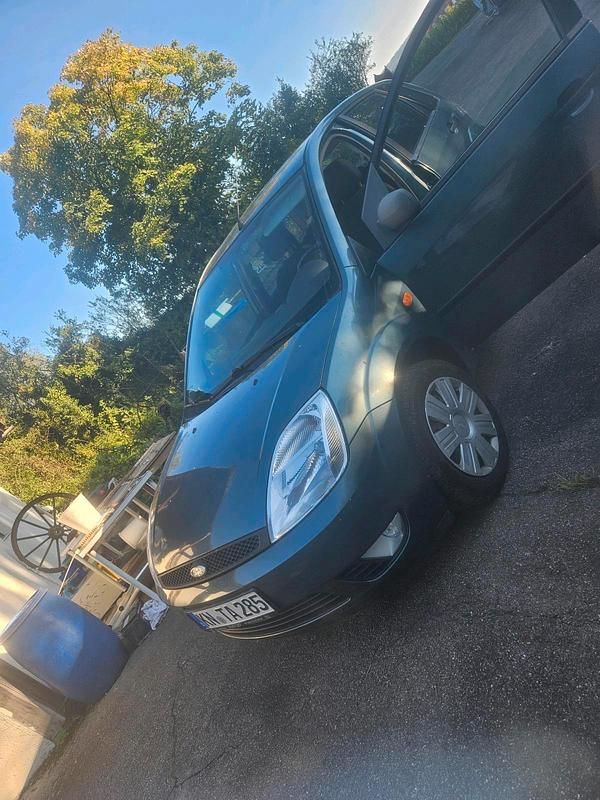 Grün Gebraucht 2003 Ford Fiesta Kleinwagen | 1.699 € - Bild 1/4