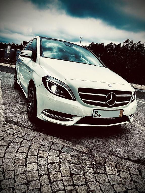 Gebraucht Mercedes B200 156 PS (114 kW) 2012 Weiß Kleinwagen