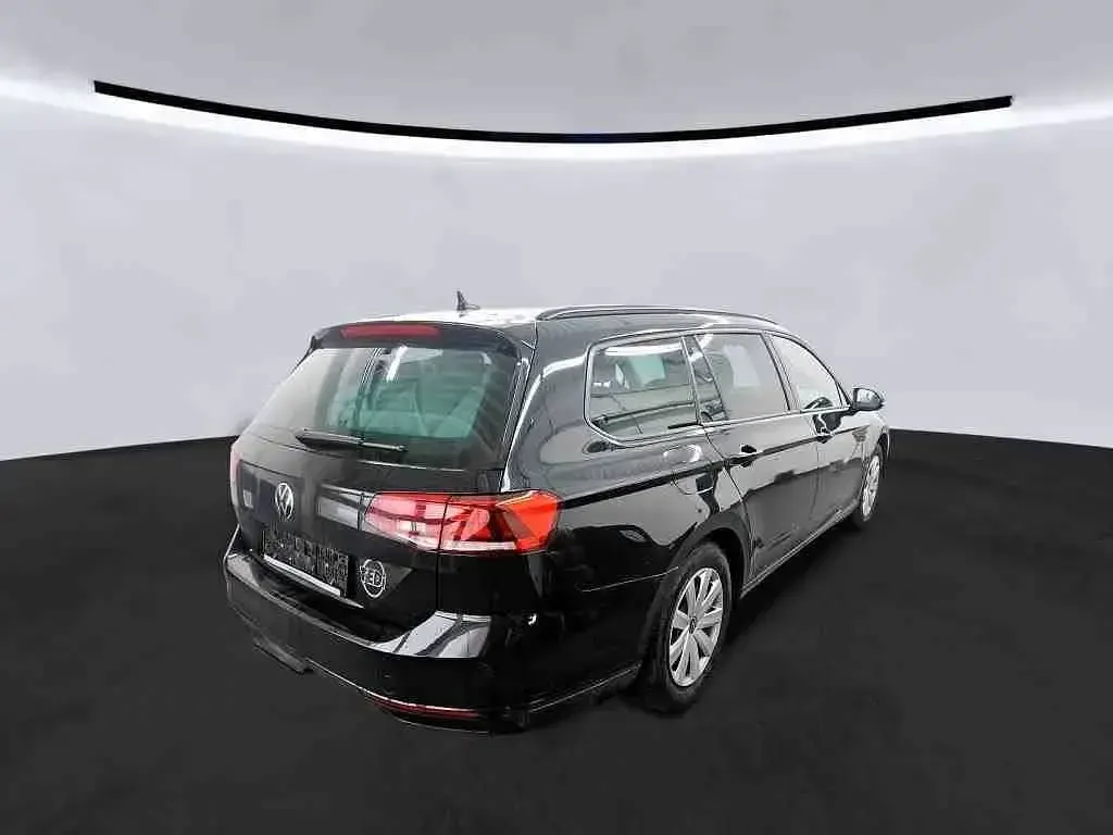 Gebraucht VW Passat Basis 122 PS (89 kW) 2023 Schwarz Kombi