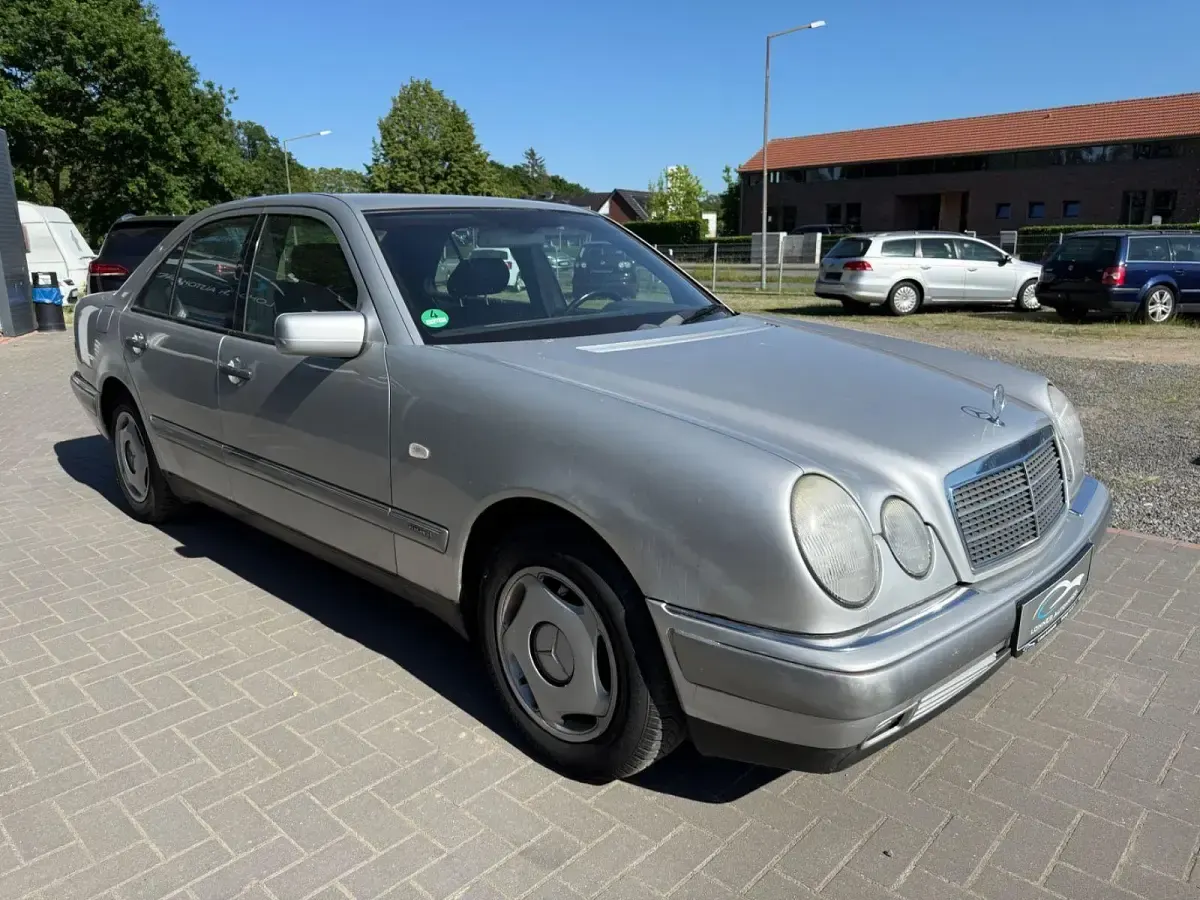 Gebraucht Mercedes E240 Elegance 170 PS (125 kW) 1998 Silber Limousine