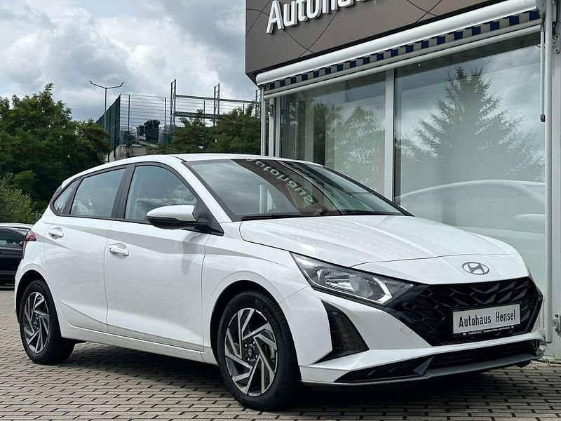 Gebraucht Hyundai i20 Comfort 101 PS (74 kW) 2023 Atlas white Kleinwagen