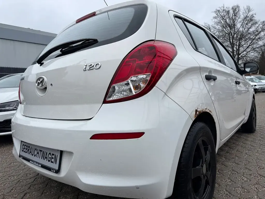 Gebraucht Hyundai i20 Edition 86 PS (63 kW) 2013 Weiß Kleinwagen