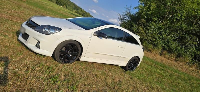 Gebraucht Opel Astra Edition 240 PS (176 kW) 2009 Weiß Coupé