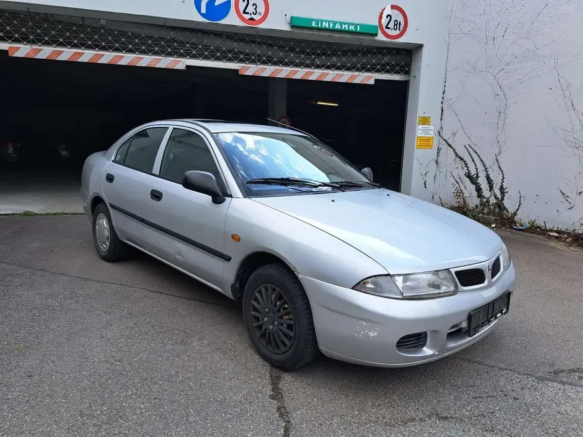 Gebraucht Mitsubishi Carisma 90 PS (66 kW) 2000 Grau Limousine