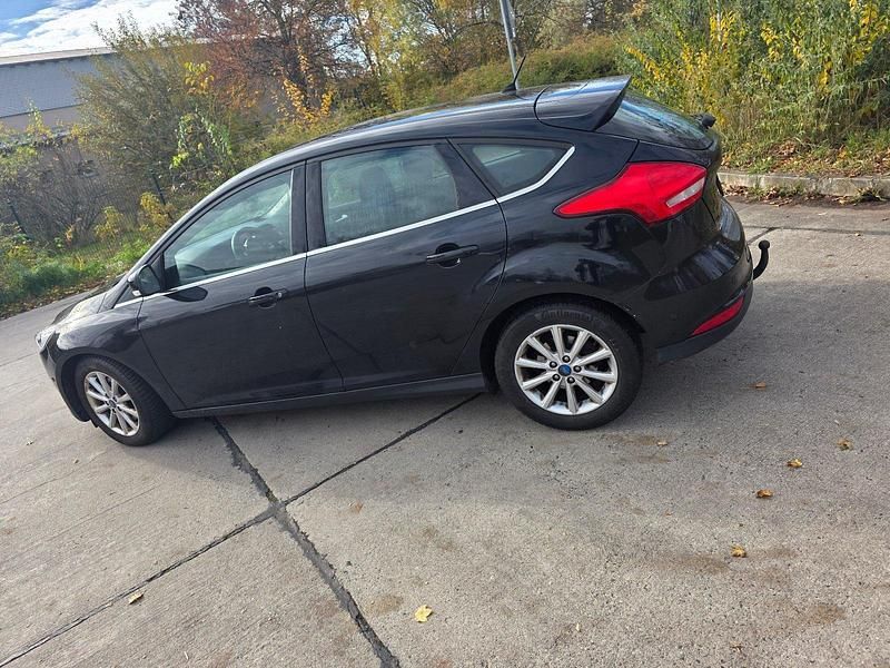 Schwarz Gebraucht 2015 Ford Focus Limousine | 5.000 € - Bild 1/4