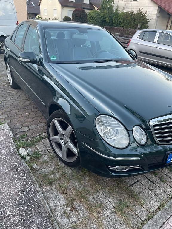 Grün Gebraucht 2007 Mercedes E320 Avantgarde Limousine | 4.700 € (Superpreis) - Bild 1/4