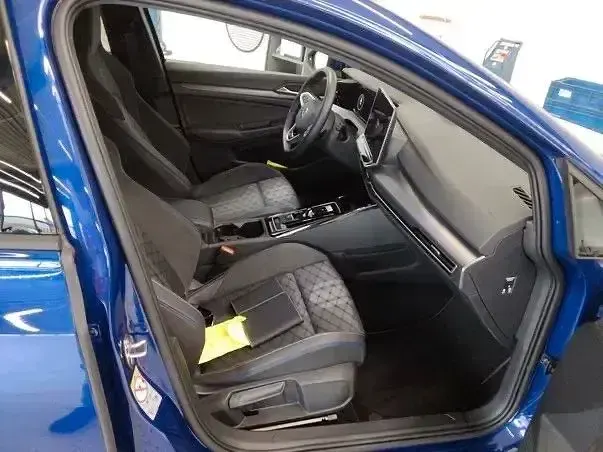 Gebraucht VW Golf VIII R-line 150 PS (110 kW) 2025 Lapiz blue metallic Limousine