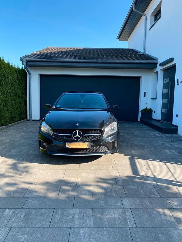 Schwarz Gebraucht 2017 Mercedes A180 Kombi | 15.298 € (Etwas zu teuer) - Bild 1/4