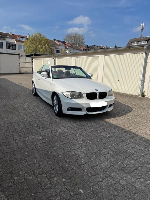 Weiß Gebraucht 2009 BMW 123 Cabriolet M Sport Cabrio | 8.900 € (Etwas zu teuer) - Bild 1/4